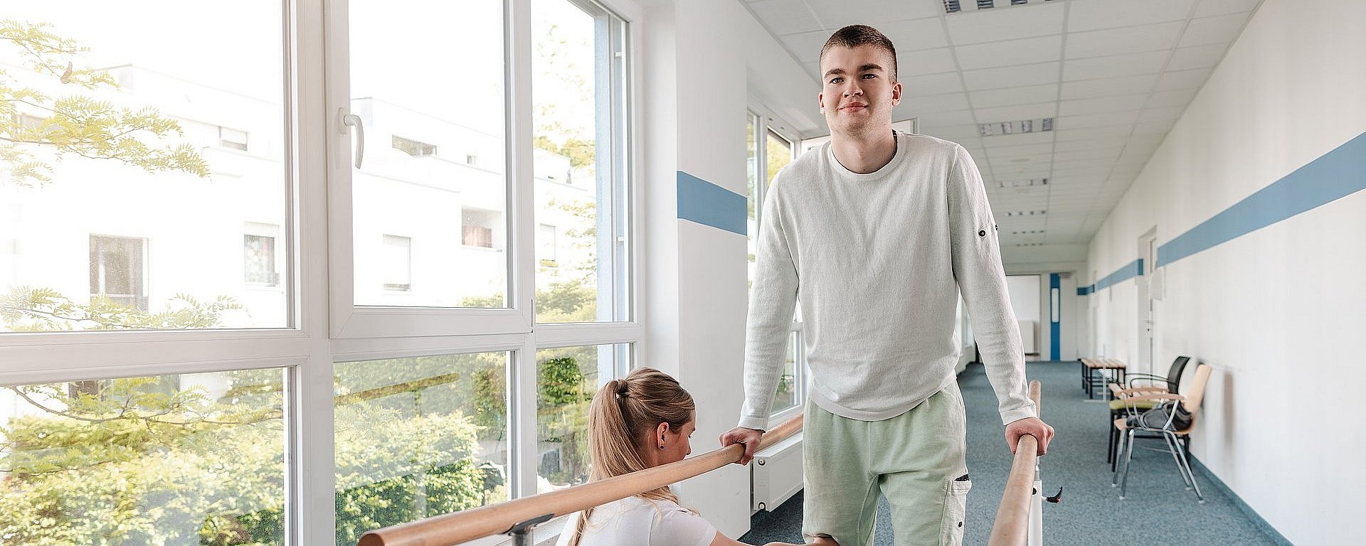 Patient beim Gehtraining mit Physiotherapeutin im Therapiezentrum AKH Celle – Rehabilitation und Mobilitätsförderung nach Verletzung.