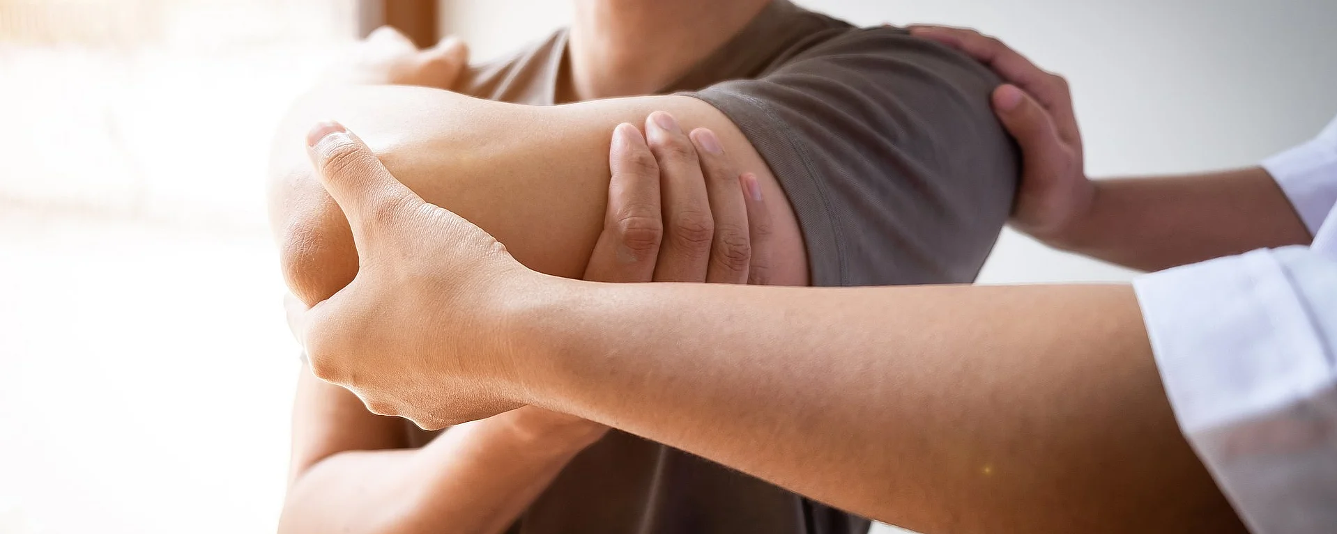 Physiotherapeutin behandelt den Arm eines Patienten im AKH Ambulant Celle – gezielte Physiotherapie zur Schmerzlinderung und Mobilitätsverbesserung.