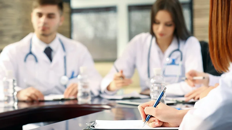 Ärzteteam in Besprechung im AKH Celle – interdisziplinäre Zusammenarbeit und Abstimmung für bestmögliche Patientenversorgung.