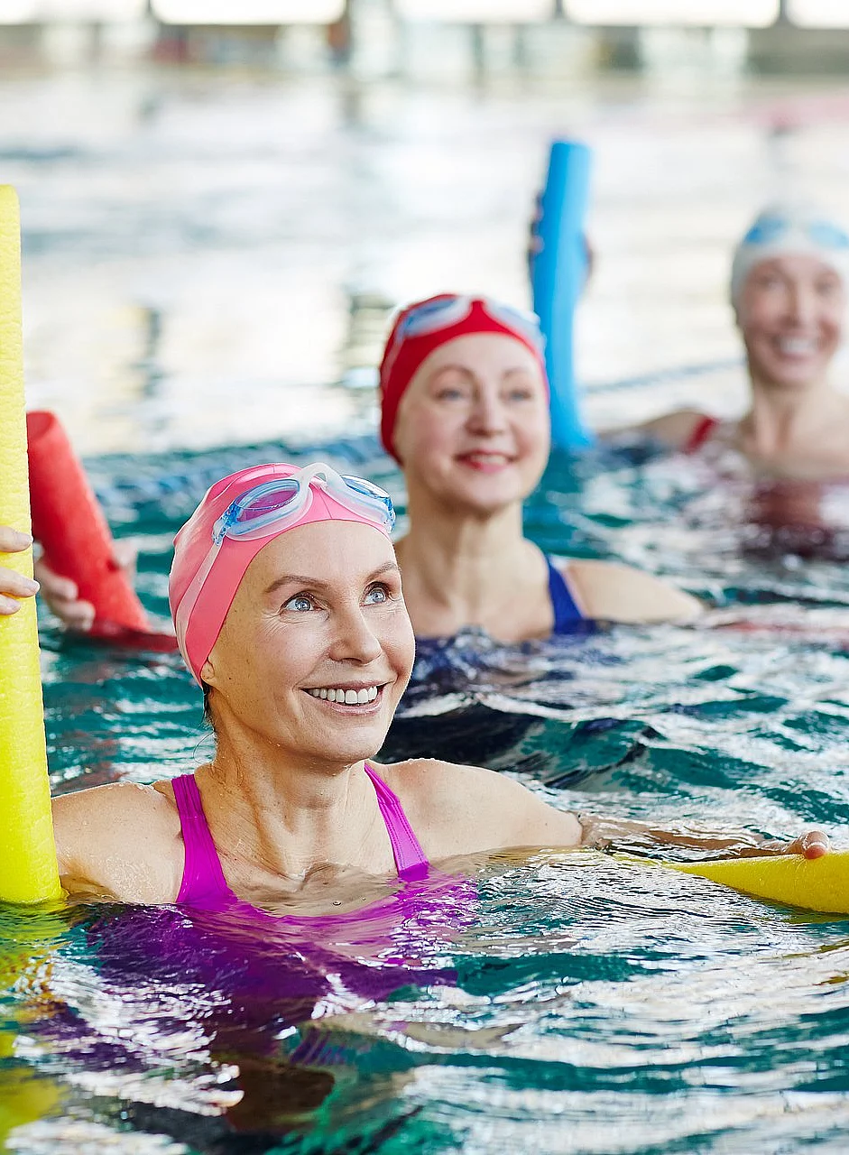 Teilnehmende eines Wassergymnastik-Kurses im Bewegungsbad des AKH Celle – gelenkschonendes Training zur Prävention und Rehabilitation.
