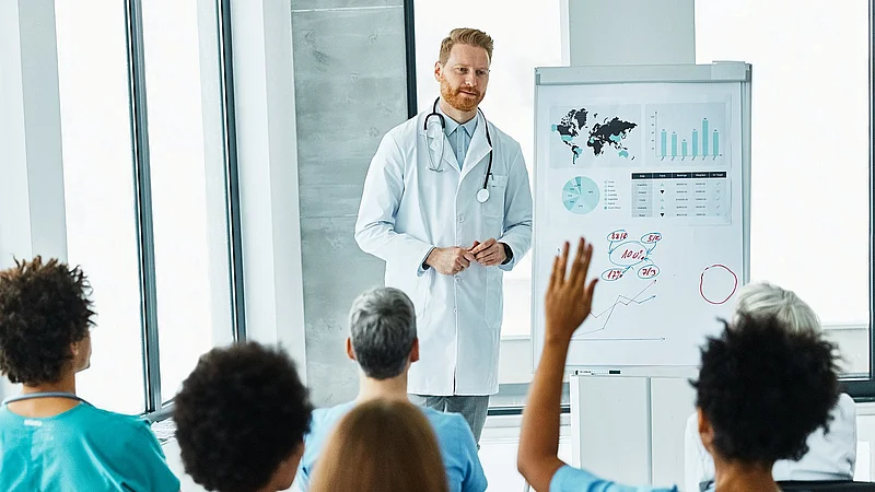 Arzt hält eine Schulung für medizinisches Personal im AKH Celle – Fortbildung und Wissensaustausch zur Qualitätsverbesserung in der Patientenversorgung.