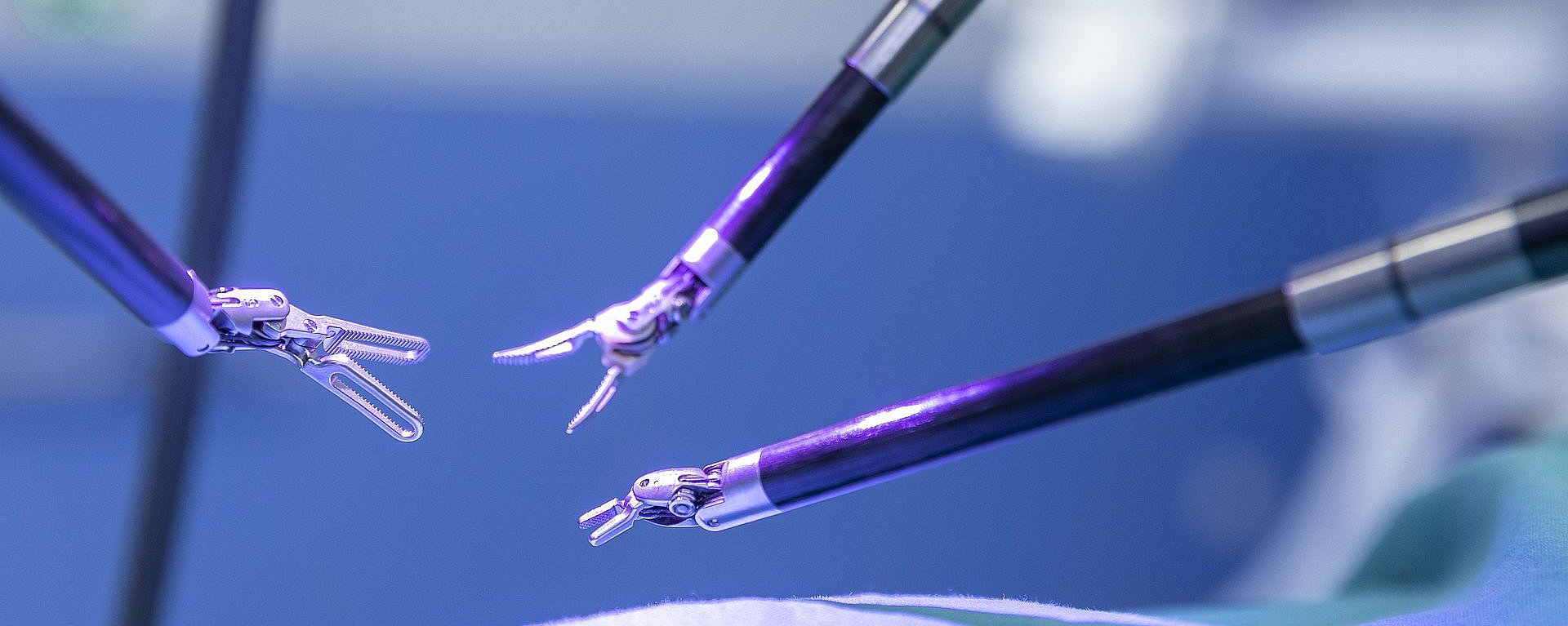 Chirurgische Roboterinstrumente im Einsatz während einer minimalinvasiven Operation im AKH Celle – präzise Medizintechnik für moderne Chirurgie.