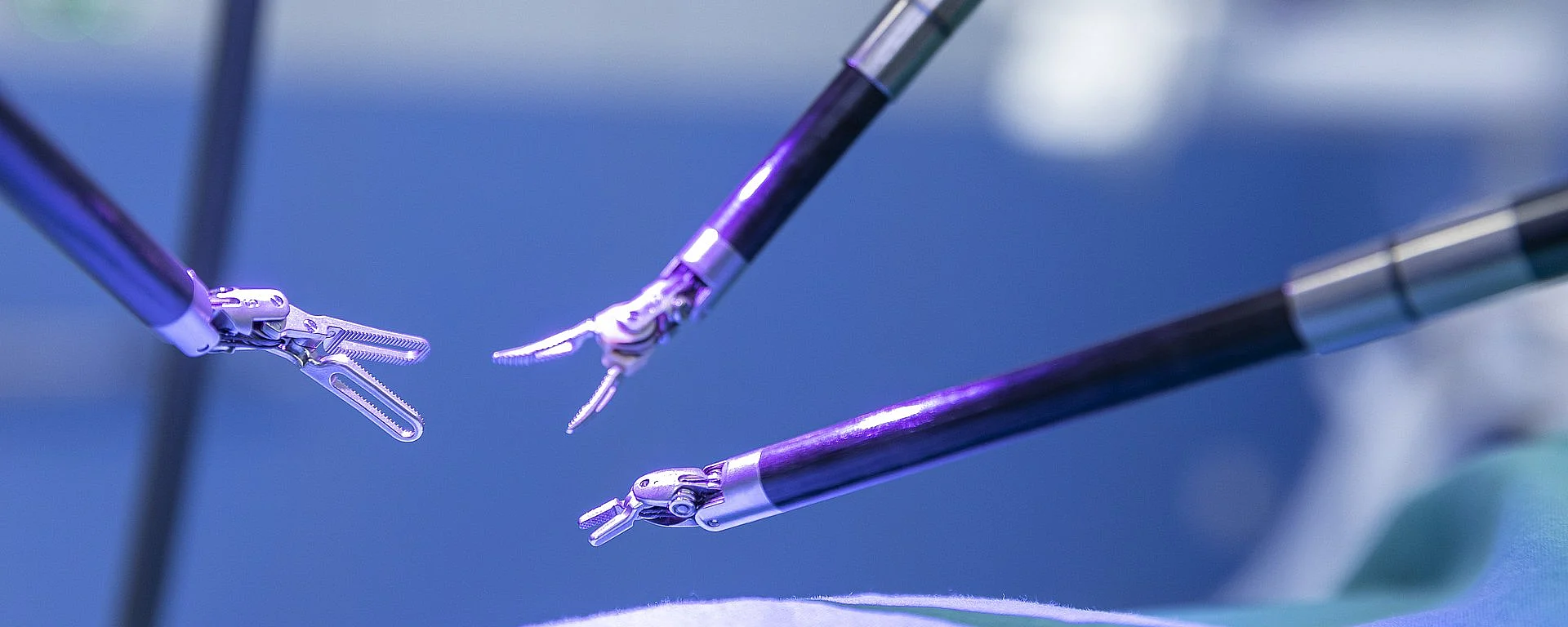 220621_akh_celle_414 Chirurgische Roboterinstrumente im Einsatz während einer minimalinvasiven Operation im AKH Celle – präzise Medizintechnik für moderne Chirurgie.